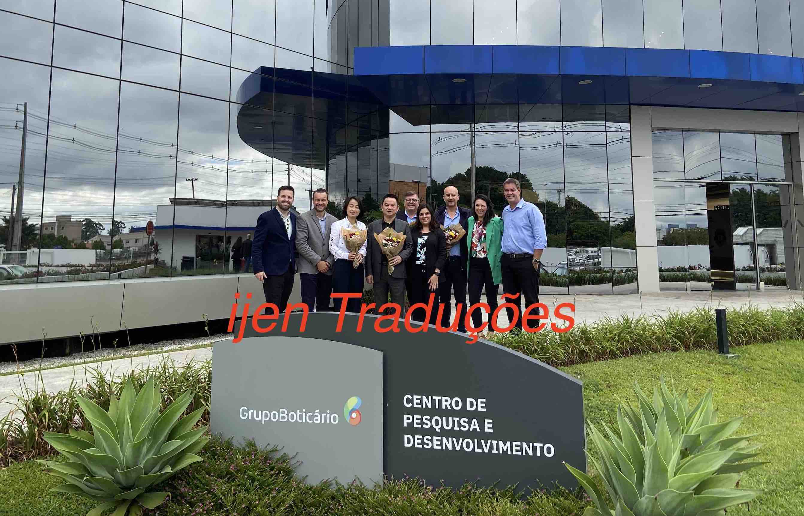 Equipe durante trabalho de interpretação em ambiente industrial