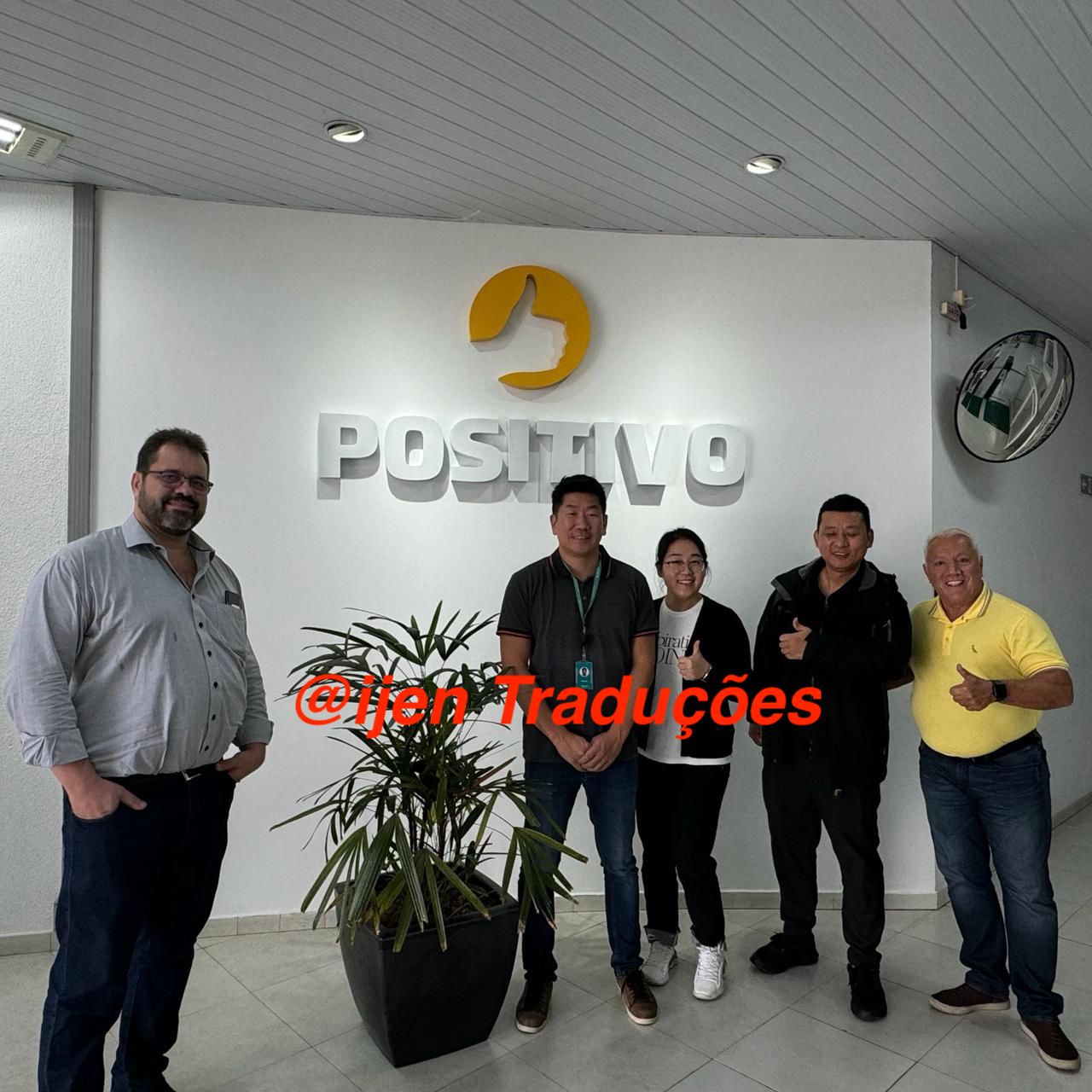 Equipe reunida durante projeto empresarial